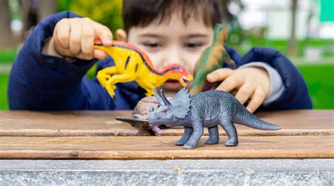 WE ARE LIVE COME JOIN WE ARE PLAYING A DINOSAUR .